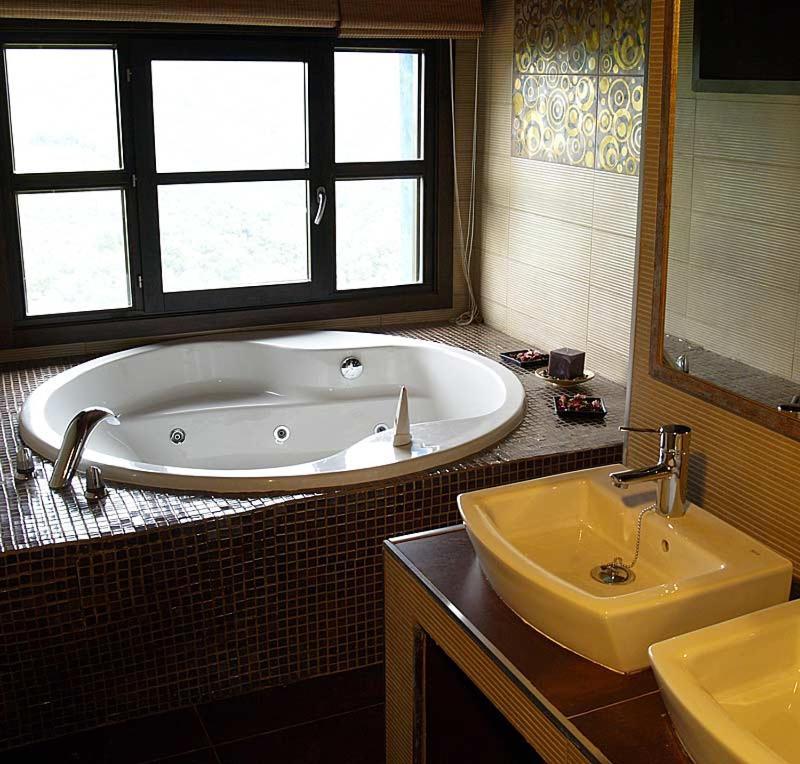 Hotel La Aldea Sonada à Oviede Extérieur photo